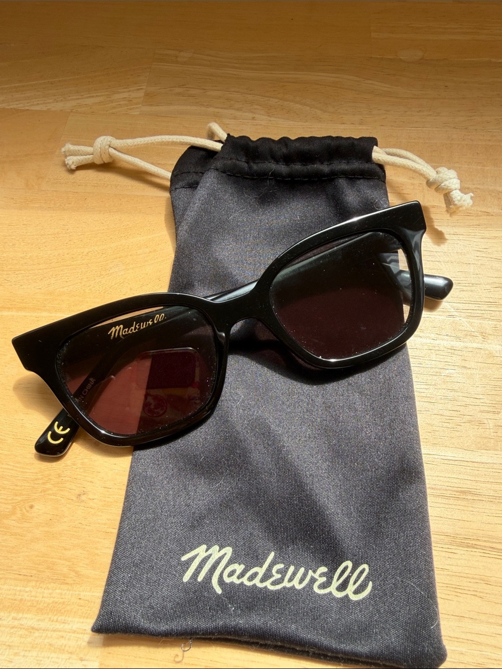 Madewell Black Cat-Eye Sunglasses with Dark Lenses